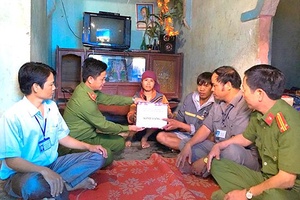 Gần dân, sát dân, sẵn sàng giúp đỡ nhân dân