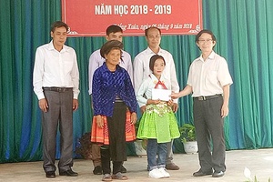Chuyển trao học bổng “Chắp cánh ước mơ”