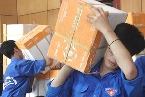 Một triệu cuốn vở tặng học sinh vùng lũ