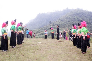 “5 có, 5 không” làm đổi thay vùng cao Thuận Châu: Kỳ 2: Cuộc sống mới  trên những bản vùng cao