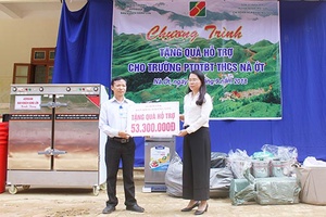 Agribank Chi nhánh tỉnh Sơn La: Tặng quà hỗ trợ Trường PTDT bán trú THCS Nà Ớt
