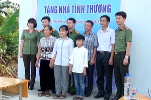 Trao nhà tình thương cho trẻ mồ côi tại xã Hát Lót