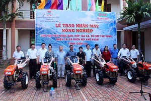 Hỗ trợ 10 máy nông nghiệp cho nông dân vùng thiên tai