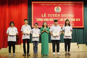 Công đoàn Viên chức tỉnh: Tuyên dương “Gương sáng hiếu học” lần thứ XV năm 2018