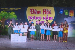 Tặng quà cho học sinh xã Tân Hợp
