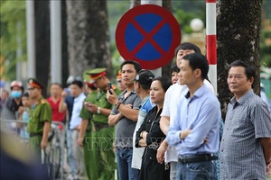 Đông đảo người dân đứng chờ tiễn đưa Chủ tịch nước Trần Đại Quang
