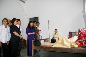 Trao tặng và truy tặng Danh hiệu vinh dự Nhà nước “Bà mẹ Việt Nam Anh hùng” tại huyện Phù Yên