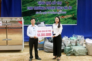 Chia sẻ khó khăn với học sinh vùng lũ