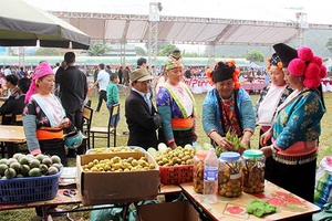 Ngày hội nông sản 2018 và công bố nhãn hiệu “Chè Phổng Lái Thuận Châu” “Khoai sọ Thuận Châu”