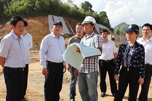 Đồng chí Phó Chủ tịch UBND tỉnh làm việc tại huyện Vân Hồ