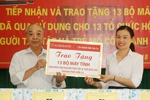 Agribank Chi nhánh tỉnh Sơn La: Trao tặng 13 bộ máy tính cho Hội Bảo trợ NTT&TMC thành phố