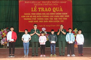 Trao quà “Nghĩa tình đồng đội”