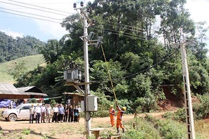 40 hộ đồng bào Mông bản Pa Khôm có điện lưới quốc gia