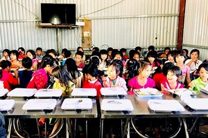 Trường Đại học Tây Bắc: Thăm, tặng quà xã Chiềng Muôn