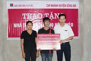 Agribank Sông Mã trao nhà cho hộ nghèo