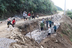 Về Chiềng Công   