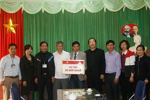 Đảng ủy Khối các cơ quan tỉnh: Trao tặng 30 triệu đồng sửa chữa, nâng cấp bếp ăn bán trú Trường Tiểu học và THCS xã Tà Hộc