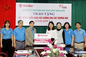 Công ty CP Bóng đèn phích nước Rạng Đông: Trao tặng hệ thống chiếu sáng cho các trường học tỉnh ta