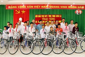 Quan tâm, chăm lo cho người khuyết tật và trẻ mồ côi