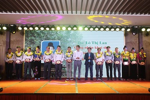 Tuyên dương công nhân xuất sắc nhân kỷ niệm 10 năm phát triển cây cao su khu vực miền núi phía Bắc