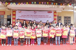 Chương trình "Tình thương cho em 2018-2019": Tặng 100 suất quà cho học sinh có hoàn cảnh khó khăn