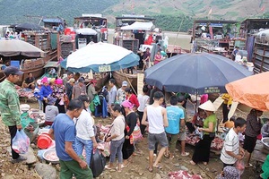 Phiên chợ Tết ven sông