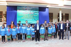 Công đoàn Ngân hàng Việt Nam: Tặng quà các gia đình chính sách và thực hiện an sinh xã hội trên địa bàn tỉnh Sơn La nhân dịp Tết Nguyên đán 