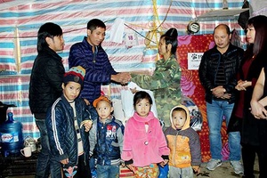 Hội đồng niên Nhâm Tuất Sơn La: Thăm và tặng quà các gia đình có hoàn cảnh khó khăn nhân dịp xuân Kỷ Hợi