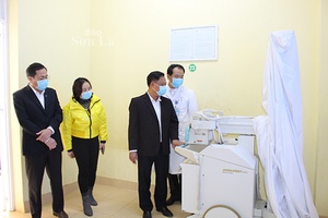 Đồng chí Phó Chủ tịch UBND tỉnh kiểm tra công tác phòng, chống dịch bệnh viêm đường hô hấp cấp tại huyện Mộc Châu, Vân Hồ, Yên Châu