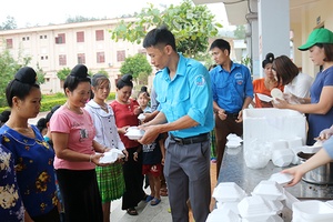 Ấm áp chương trình “Nồi cháo tình thương”