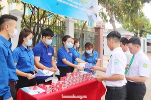 Đoàn phường Quyết Thắng - Chiềng Cơi: Phát miễn phí khẩu trang y tế và xà phòng