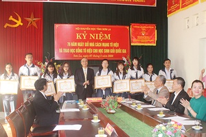 Hội Khuyến học tỉnh: Trao học bổng Tô Hiệu cho học sinh giỏi Quốc gia