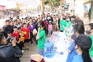 Phát khẩu trang, xà phòng miễn phí phòng, chống dịch COVID-19