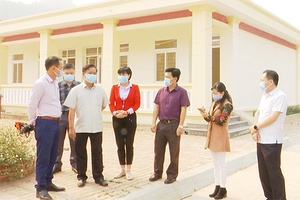 Đồng chí Phó Chủ tịch UBND tỉnh khảo sát địa điểm thành lập bệnh viện dã chiến, ứng phó khi dịch bệnh COVID-19 lan rộng