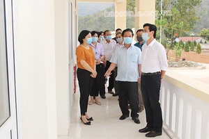 Đồng chí Chủ tịch UBND tỉnh kiểm tra cơ sở vật chất ứng phó với dịch bệnh COVID-19 tại điểm thành lập Bệnh viện dã chiến, Bệnh viện Đa khoa tỉnh và Bệnh viện Nội tiết tỉnh
