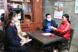 Mai Sơn: Phát khẩu trang, xà phòng miễn phí phòng chống dịch Covid 19 tại xã Chiềng Mai