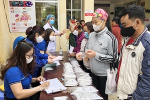 Phát khẩu trang y tế, xà phòng miễn phí cho người dân