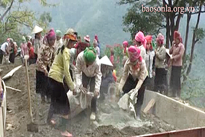 “Dân vận khéo” trong làm đường giao thông nông thôn ở vùng cao Chiềng Muôn