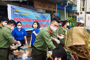 Chi đoàn ghép Phòng An ninh kinh tế - An ninh điều tra và Chi đoàn Phòng An ninh chính trị nội bộ: Phát khẩu trang, xà phòng và nước rửa tay khô miễn phí tại phường Chiềng Sinh