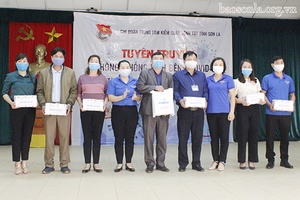 Chi đoàn Trung tâm Kiểm soát bệnh tật tỉnh: Chương trình tuyên truyền về dịch bệnh COVID-19 và tặng xà phòng cho nhân dân xã Chiềng Đen
