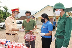 Sông Mã: Tặng khẩu trang, xà phòng và tuyên truyền phòng, chống dịch COVID-19