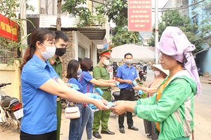 Đoàn phường Tô Hiệu: Phát 400 khẩu trang miễn phí cho người dân