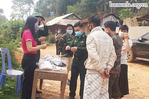 Đồn Biên phòng Phiêng Pằn: Phát khẩu trang, nước rửa tay diệt khuẩn cho người dân