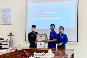 Đoàn phường Quyết Tâm (Thành phố): Trao tặng 500 khẩu trang và chai xịt rửa tay kháng khuẩn cho Bộ Chỉ huy BĐBP tỉnh