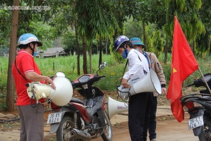  Tuyên truyền phòng, chống dịch COVID - 19 bằng loa di động ở thị trấn Ít Ong