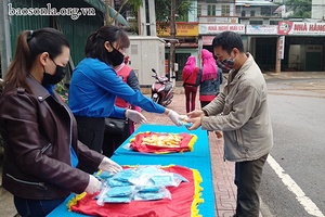 Đoàn phường Chiềng Lề phát khẩu trang, xà phòng miễn phí