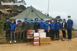 Cụm thi đua số 1 (Đoàn Khối các cơ quan tỉnh), Chi đoàn Toà án nhân dân tỉnh: Tặng vật tư y tế, nhu yếu phẩm cho cán bộ, chiến sỹ các đồn biên phòng