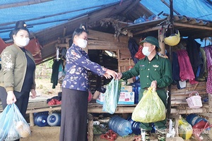 Hội Phụ nữ xã Chiềng Khương: Thăm, tặng nhu yếu phẩm cho cán bộ, chiến sỹ đang làm việc tại các chốt kiểm dịch trên tuyến biên giới