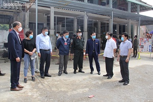 Đồng chí Phó Chủ tịch UBND tỉnh kiểm tra chốt kiểm soát dịch bệnh COVID-19 tại huyện Vân Hồ