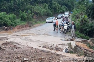 Mưa to cuốn trôi đất, đá gây ách tắc giao thông trên quốc lộ 4G